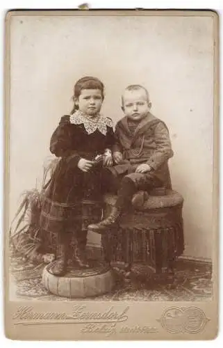 Fotografie Hermann Zernsdorf, Belzig, Markt-Platz, Zwei Kinder auf Podest und Hocker