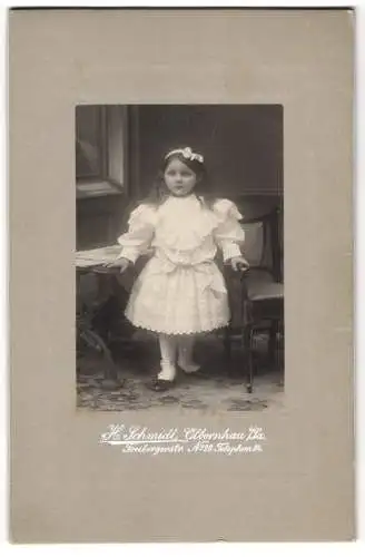 Fotografie H. Schmidt, Olbernhau /Sa., Freibergerstr. 28, Mädchen in weissem Kleidchen