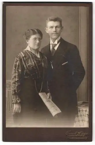 Fotografie Emil Hoppe, Leipzig, Paar steht nebeneinander mit Zeitung in der Hand