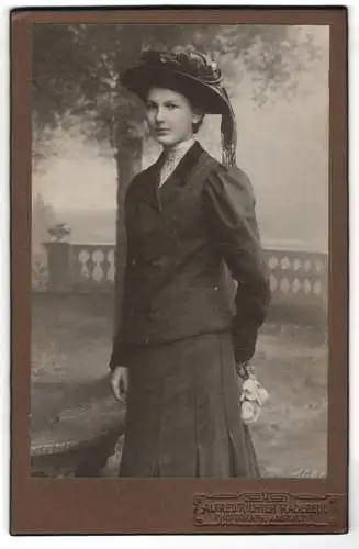 Fotografie Alfred Richter, Radebeul, Bürgerliche in Hut und Jacke