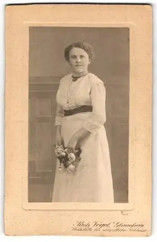 Fotografie Rich. Vogel, Glauchau, Junge Frau mit Blumenstrauss