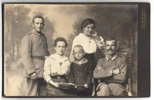 Fotografie R. Rosenkranz, Mügeln b. Dresden, Königstrasse 32, Familienbild mit zwei uniformierten Soldaten