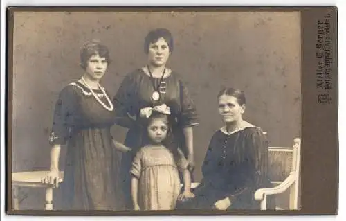 Fotografie C. Berger, Potschhappel, Albertstr. 1, Drei Frauen mit einem kleinen Mädchen