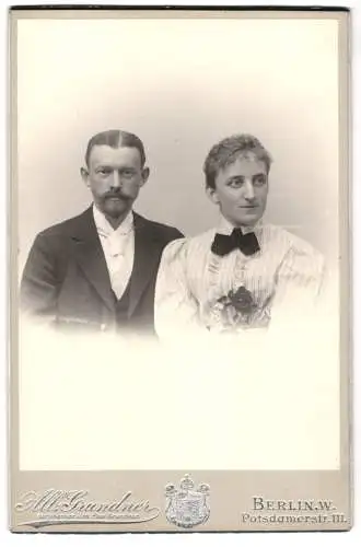 Fotografie Alb. Grundner, Berlin, Potsdamerstr. 111, Portrait eines ernst blickenden Paares