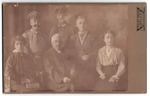 Fotografie Atelier Regis, Berlin S., Prinzenstr. 44, Zwei Soldaten in Uniform mit ihrer Familie