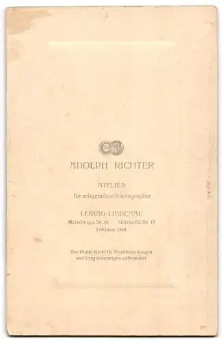 Fotografie Adolph Richter, Leipzig-Lindenau, Merseburger Str. 61, Junge Frau mit Blumenstrauss