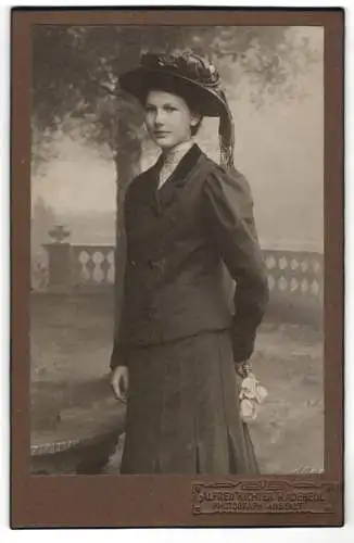 Fotografie Alfred Richter, Radebeul, Frau in eleganter Kleidung mit Hut