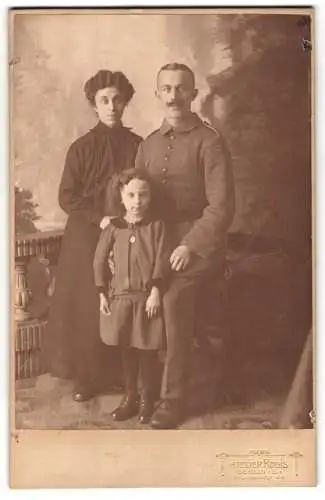 Fotografie Joh. Hein. Dressler, Berlin, Prinzenstrasse 44, Uniformierter Soldat mit Ehefrau und Tochter