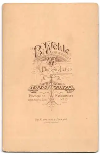 Fotografie B. Wehle, Leipzig, Promenade, Ein Paar in eleganter Kleidung