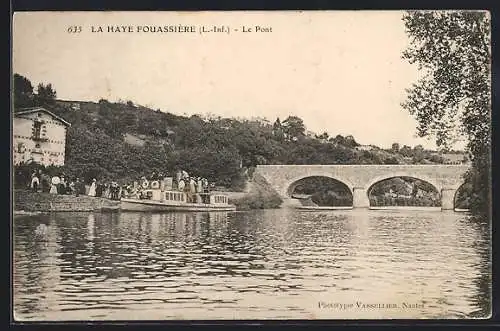 AK La Haye-Fouassière, Le Pont et bateau fluvial sur la rivière