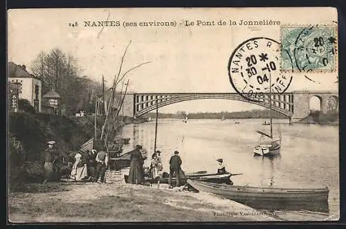 AK Nantes, Le Pont de la Jonelière avec bateaux et personnes sur la rive