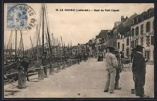 AK Le Croisic, Quai du Port Ciguet avec des bateaux et des passants