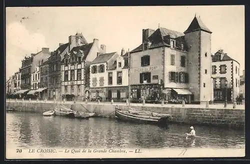 AK Le Croisic, Le Quai de la Grande Chambre avec bâtiments historiques et bateaux amarrés