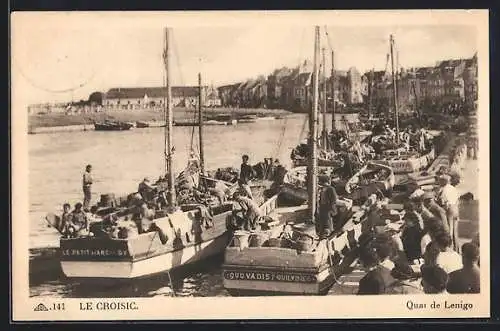 AK Le Croisic, Quai de Lenigo avec bateaux de pêche et foule sur le quai