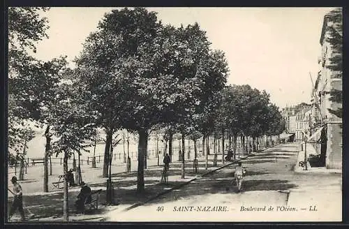 AK Saint-Nazaire, Boulevard de l`Océan avec des promeneurs et des arbres alignés