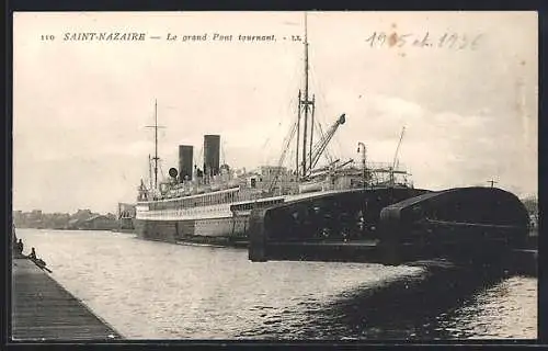 AK Saint-Nazaire, Le grand Pont tournant et un grand paquebot dans le port