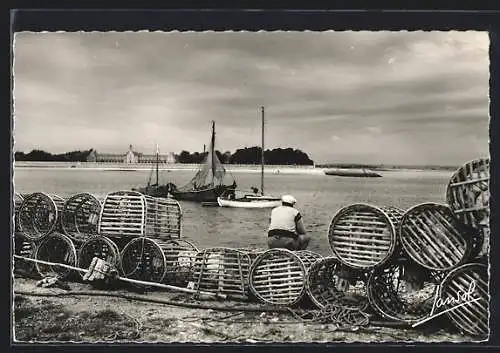 AK Le Croisic, Vue de Pen-Bron avec des bateaux et des casiers de pêche