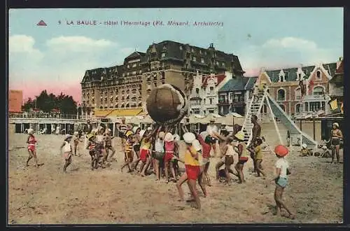 AK La Baule, Hôtel l`Hermitage et enfants jouant à la plage