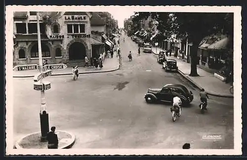 AK La Baule, Intersection animée avec voitures et cyclistes