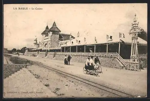 AK La Baule, Le Casino et cyclistes sur la promenade