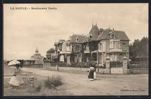 AK La Baule, Boulevard Darlu avec passants et villas élégantes