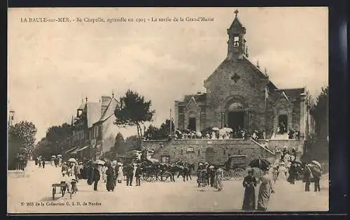 AK La Baule-sur-Mer, Sa Chapelle, La sortie de la Grand`Messe