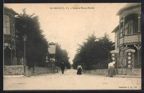 AK La Baule, Avenue Pierre Percée avec maisons et passants