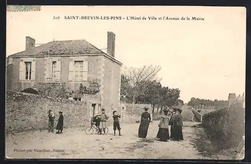 AK Saint-Brevin-les-Pins, l'Hotel de Ville et l'Avenue de la Mairie