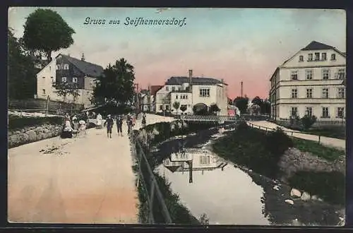 AK Seifhennersdorf, Flusspartie mit Uferstrassen u. Brücke