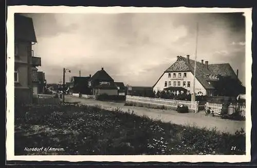 AK Norddorf /Amrum, Strassenpartie mit Ambronenhaus