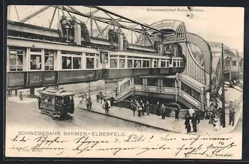 AK Barmen /Elberfeld, Schwebebahnhof Rathausbrücke mit fahrender Schwebebahn