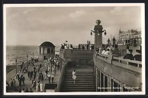 AK Borkum, Wandelhalle mit Passanten