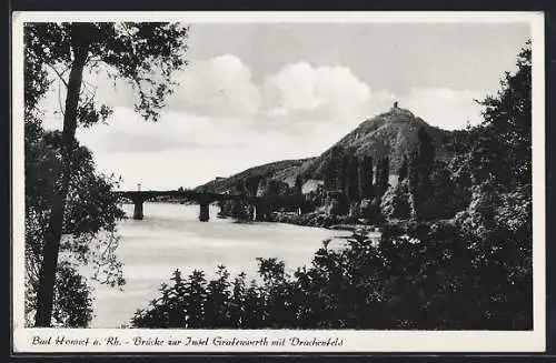 AK Bad Honnef /Rh., Brücke zur Insel Grafenwerth mit Drachenfels