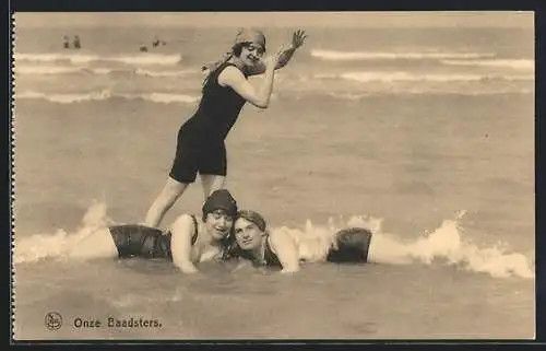 AK Junge Frauen in Badeanzügen spielen im Wasser