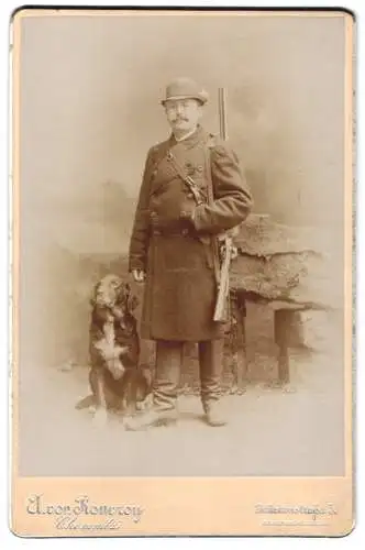 Fotografie A. von Rouvroy, Chemnitz, Brückenstrasse 5, Jäger mit Gewehr nebst Jagdhund, Bluthund, Spürhund, Hund