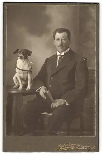 Fotografie Carl Neumann, Berlin, Frankfurter Allee 7, Herr mit Jack Russell Terrier, Hund auf Tisch sitzend