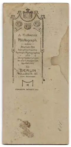 Fotografie Kulhanek, Berlin, Müllerstr. 137, Eleganter Herr in Reitbekleidung nebst Terrier, Hund auf Brüstung sitzend