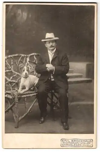 Fotografie Emil Brockhaus, Gardelegen, Tivoli, Edelmann nebst Hund - Terrier auf Holzbank sitzend