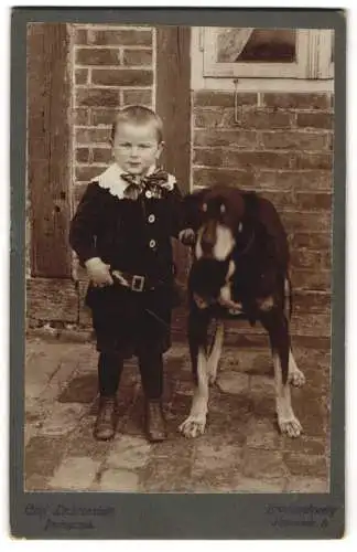 Fotografie Carl Lichtenstein, Braunschweig, Thomaestrasse 8, Knabe mit grossem Hund, Mischling vor Fachwerkhaus