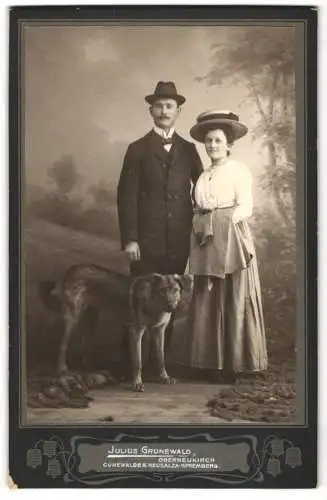 Fotografie Julius Grunewald, Oberneukirch, Paar mit Schäferhund, Hund vor Landschaftskulisse im Foto-Atelier