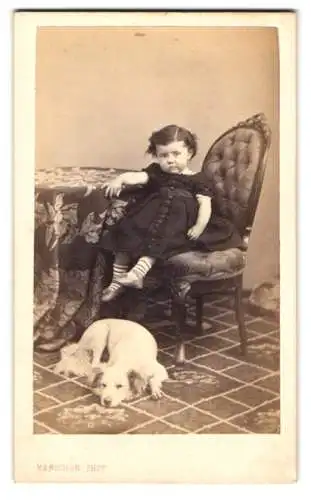 Fotografie Manichon, Reims, Rue Talleyrand 34, Mädchen mit Hund, Familienhund auf dem Fussboden liegend