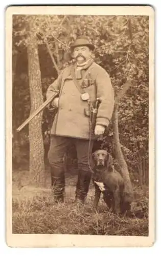 Fotografie W. Ohm, Braunschweig, Ross-Strasse 3, beleibter Jäger mit Gewehr und Hund, Jagdhund, Spürhund, Bluthund