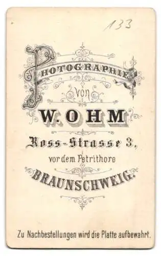 Fotografie W. Ohm, Braunschweig, Ross-Strasse 3, beleibter Jäger mit Gewehr und Hund, Jagdhund, Spürhund, Bluthund