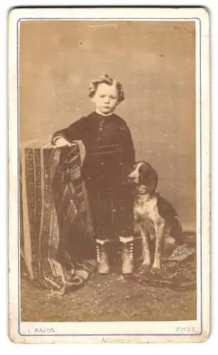 Fotografie L. Rajon, Hayange, Knabe mit Hund, Jagdhund im Foto-Atelier