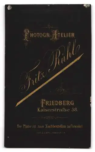 Fotografie Fritz Rühl, Friedberg, Kaiserstrasse 58, Bursche mit Schirm nebst Hund auf einer Bank sitzend