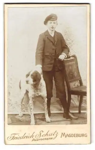 Fotografie Friedrich Schatz, Magdeburg, Bursche im Anzug mit Schirmmütze und Hund Dogge