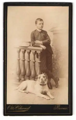 Fotografie Otto Ochernal, Borna, Lobstädter Strasse, Knabe mit aufmerksamen Hund