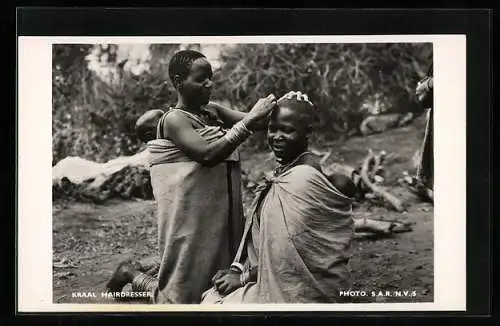 AK Kraal Hairdresser, afrikanischer Friseur bei der Arbeit