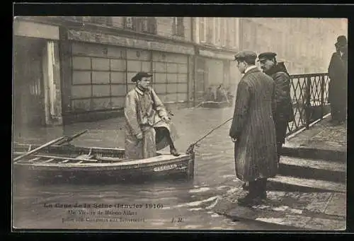 AK Maison-Alfort, La Crue de la Seine Janvier 1910, une Vicaire prete son Concours aux Sauveteurs