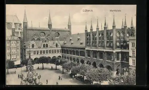 AK Lübeck, Marktplatz mit Denkmal